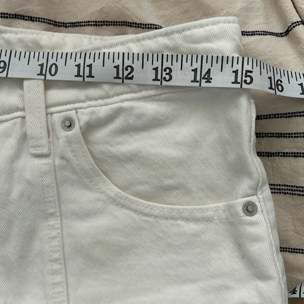 Levis High Waisted Buttoned Short. Size 30